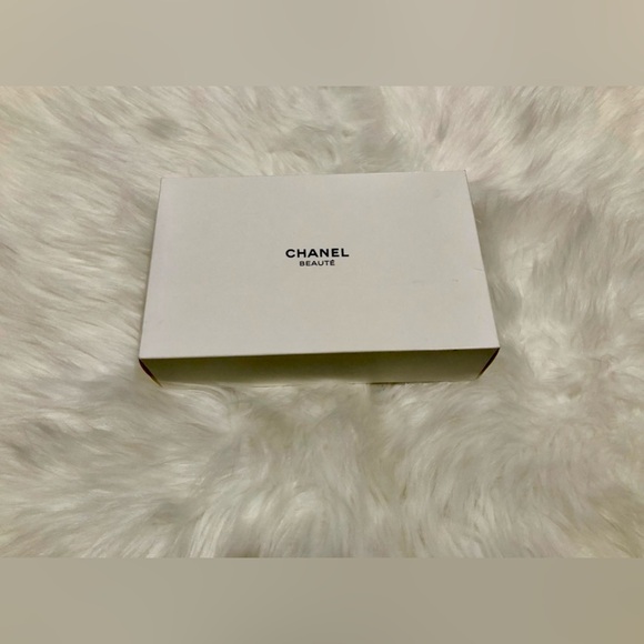 Chanel Holiday White Pouch - Picture 3 of 4